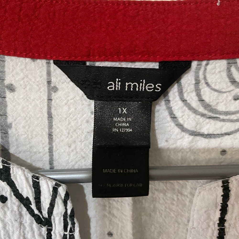 Women’s blouse. 1x Ali Miles